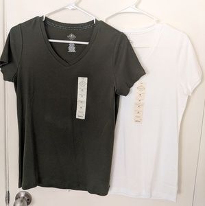 2 St John's Bay V-neck T-Shirts, M